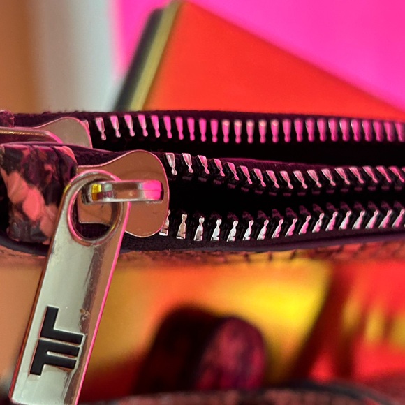 London Fog Pink & Black Snake Print Shoulder Bag w/Wristlet Approx. 11x 7 x 2.5 - Picture 15 of 16